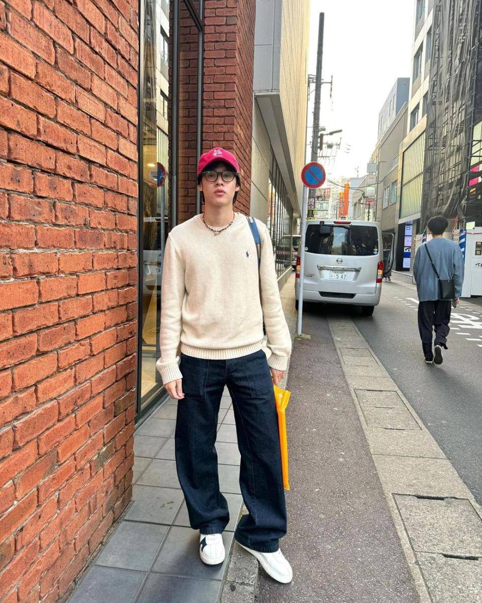 outfit ngampus ala Peemapol Panichtamrong (instagram.com/peakpeemapol)