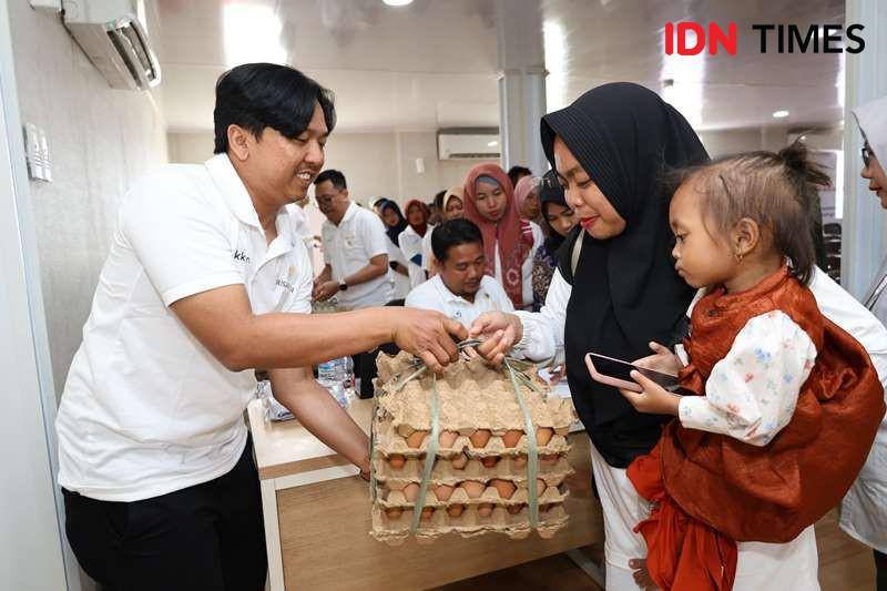 Pemberian bantuan telor kepada 50 warga untuk cegah stunting. foto Humas OIKN (IDN Times/Ervan)