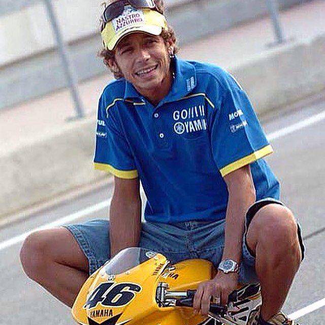 Valentino Rossi dengan motor kecilnya. (Instagram/motogp_madness)
