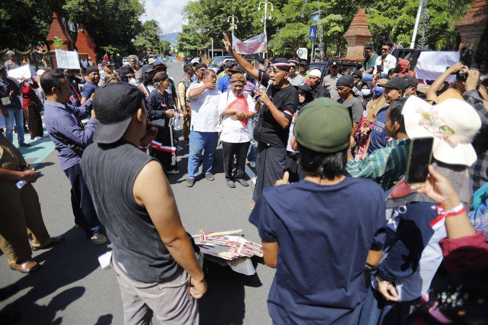 Pedagang pasar tradisional di Trenggalek saat menggelar unjuk rasa. IDN Times/ istimewa