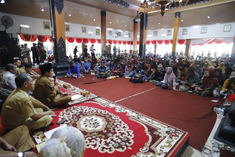 Pedagang pasar di Trenggalek saat beraudiensi dengan Plt Bupati Trenggalek. IDN Times./istimewa