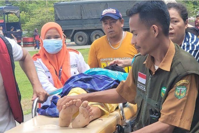 Nakes Jalan Kaki Menuju Lokasi Banjir dan Longsor di Latimojong Luwu