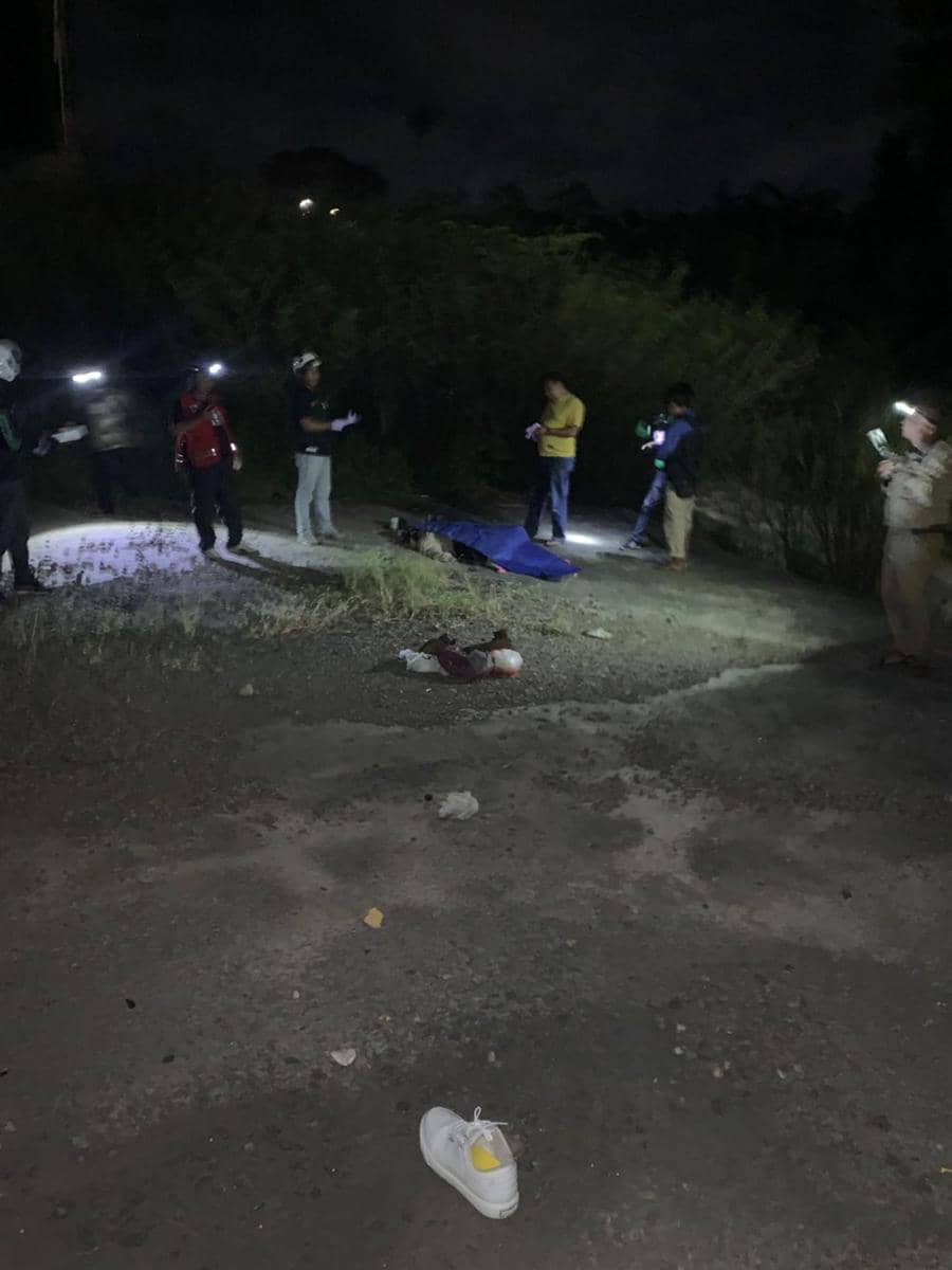 Proses evakuasi jenazah perempuan diduga bunuh diri di Jembatan Tunggulmas, Kota Malang. (Dok. Polsek Lowokwaru)