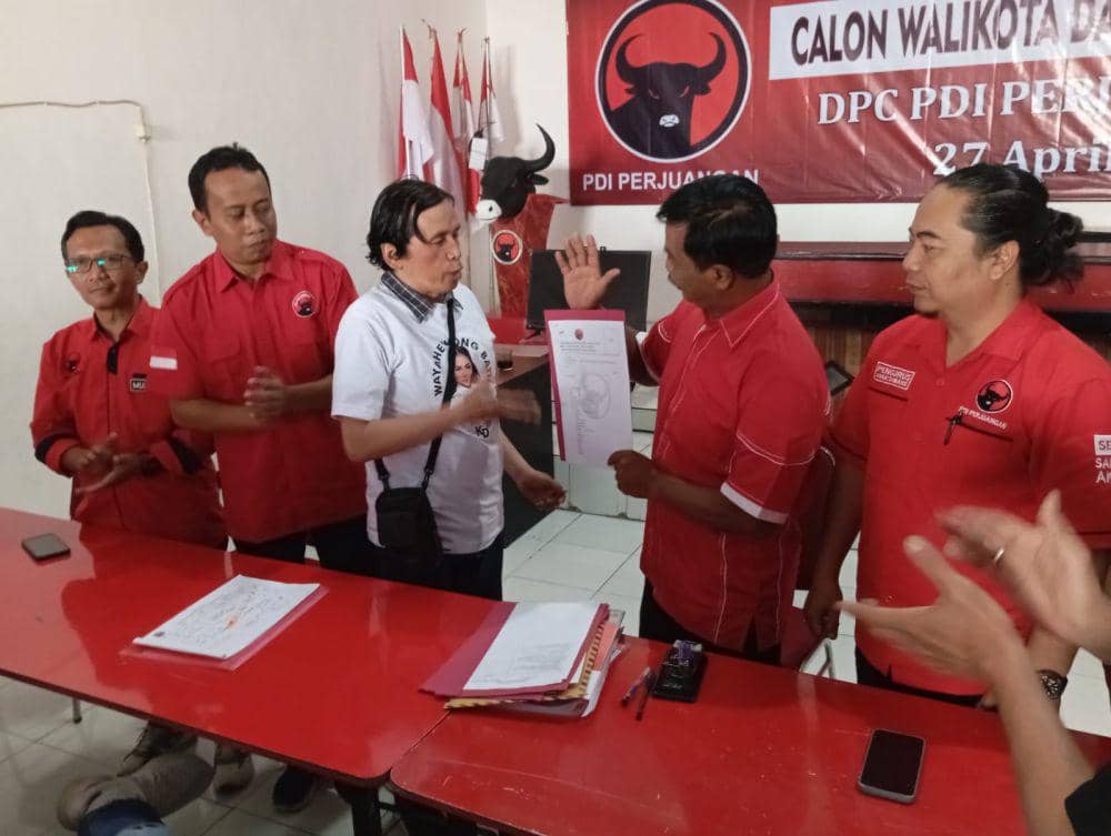 Tim Krisdayanti saat mengambil formulir pendaftaran Calon Wali Kota Batu dari PDIP. (Dok. DPC PDIP Kota Batu)