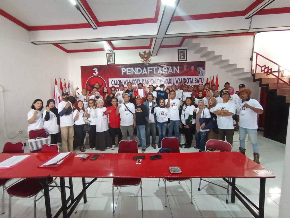 Tim Krisdayanti saat mengambil formulir pendaftaran Calon Wali Kota Batu dari PDIP. (Dok. DPC PDIP Kota Batu)