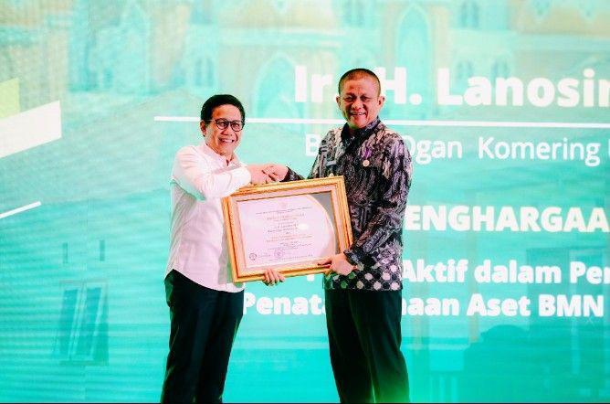 Bupati Lanosin Raih Penghargaan Lencana Bakti Transmigrasi