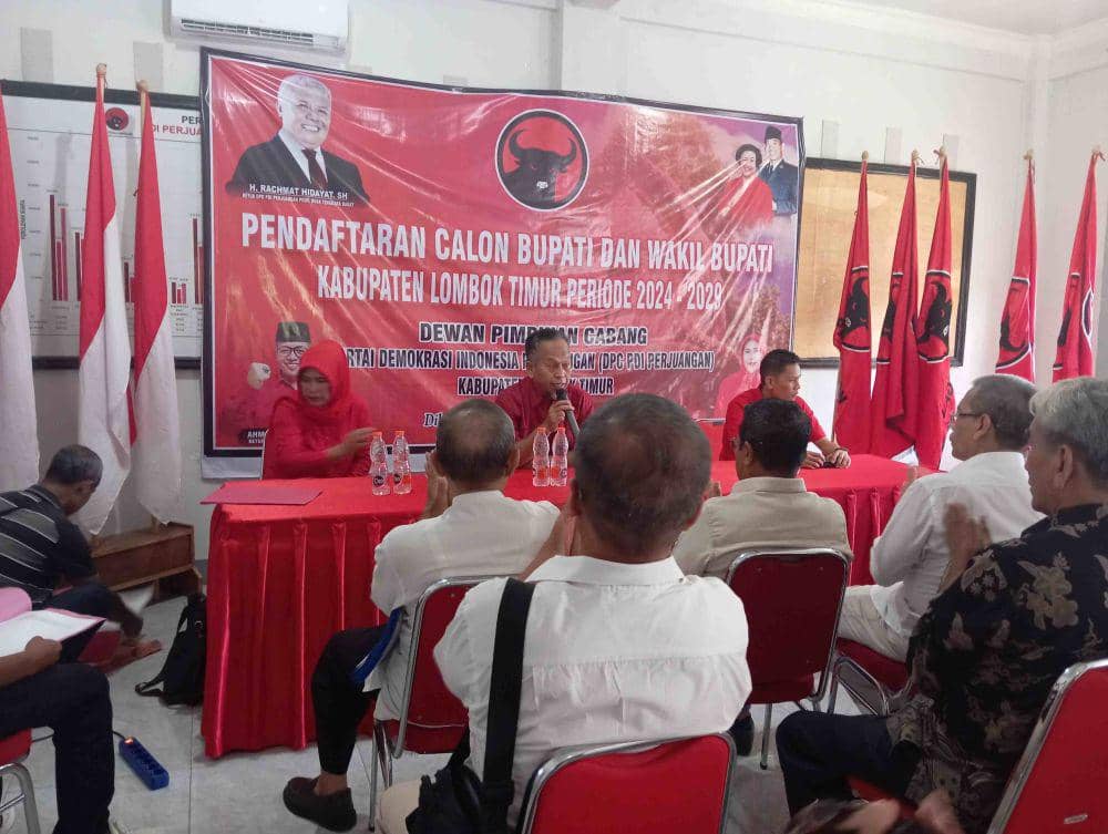 Pengurus DPC PDIP Lotim, saat menerima pendaftaran bakal calon Bupati dan Wakil Bupati (IDN Times/Ruhaili)