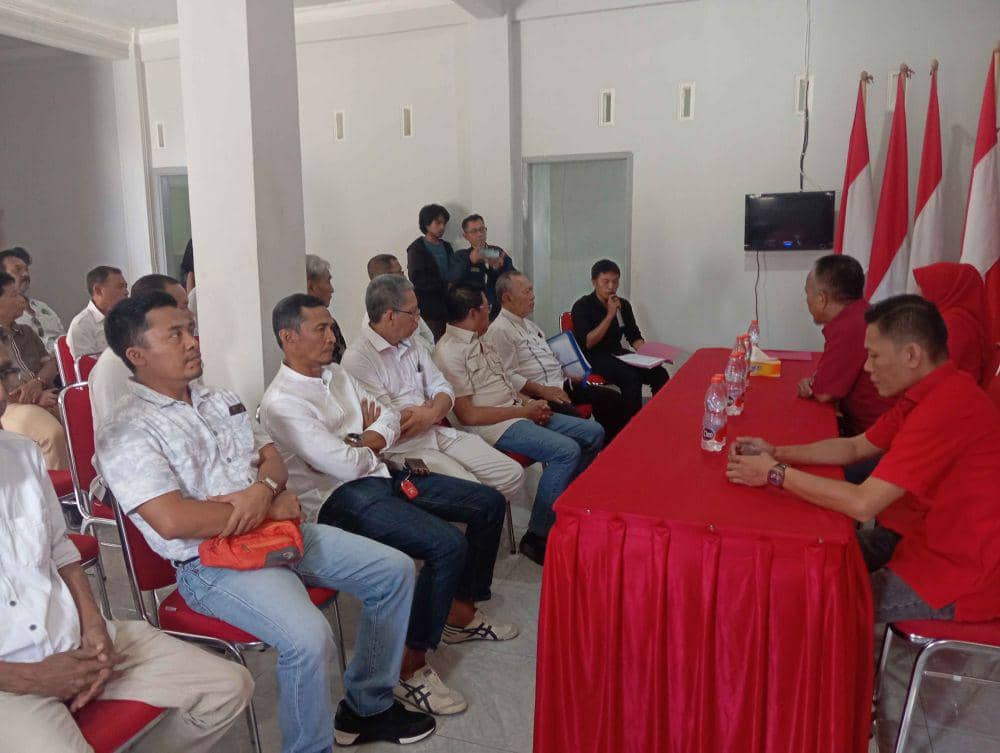 Sejumlah bakal calon yang datang mendaftarkan diri ke DPC PDIP Lotim(IDN Times/Ruhaili)