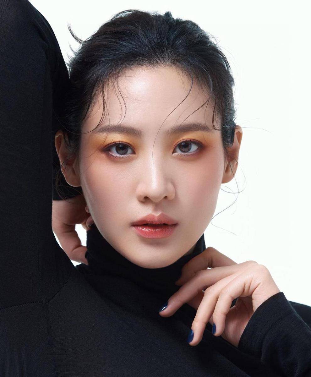 gaya makeup Claudia Kim (instagram.com/claudiashkim)