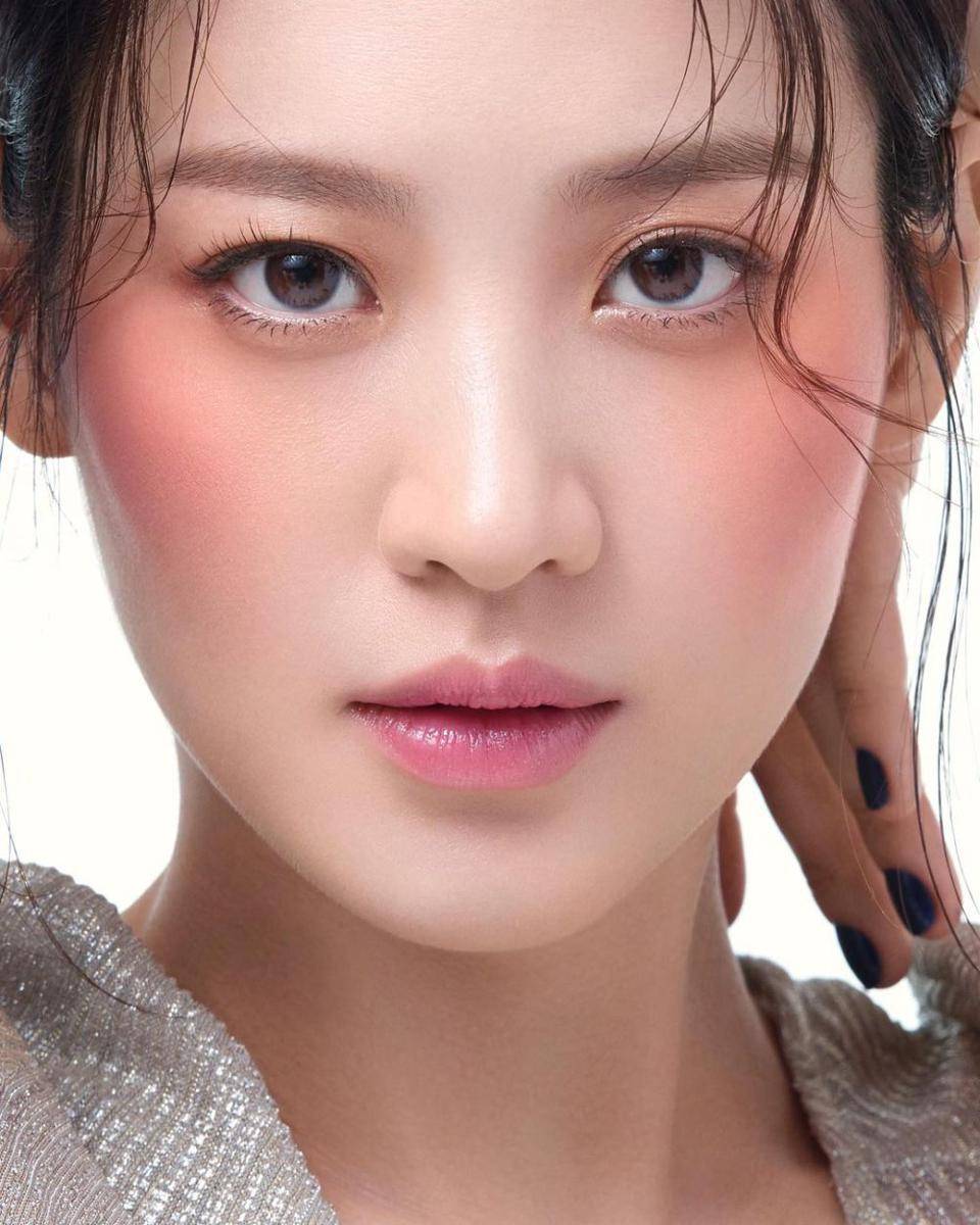 gaya makeup Claudia Kim (instagram.com/claudiashkim)