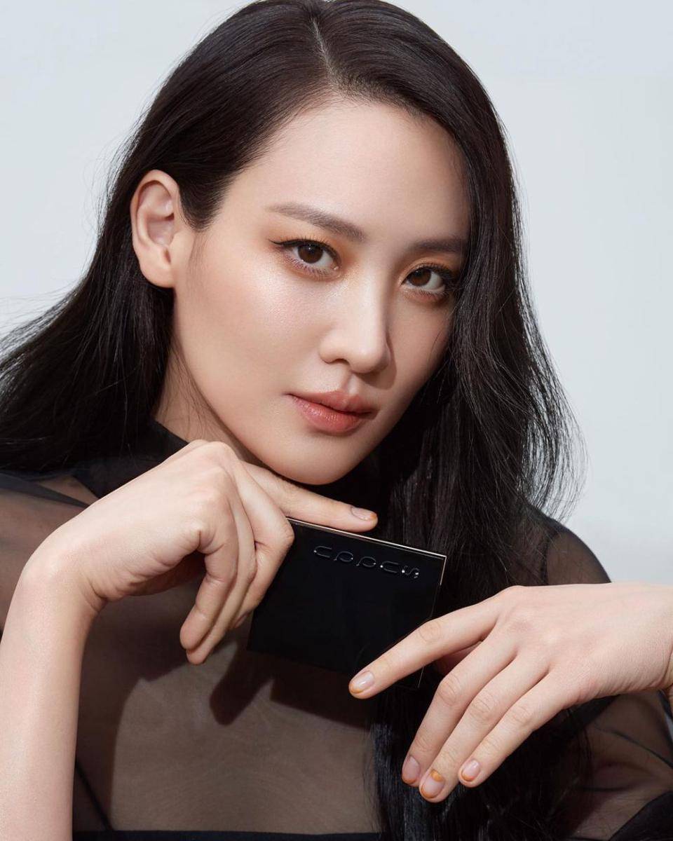 gaya makeup Claudia Kim (instagram.com/claudiashkim)