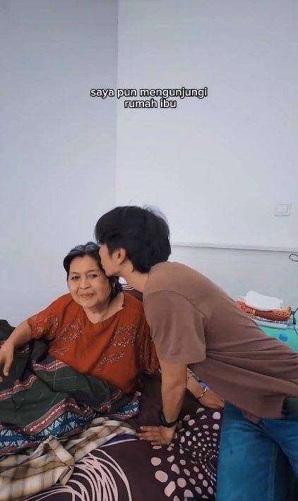 potret kenangan Fiersa Besari dan ibunda (instagram.com/fiersabesari)