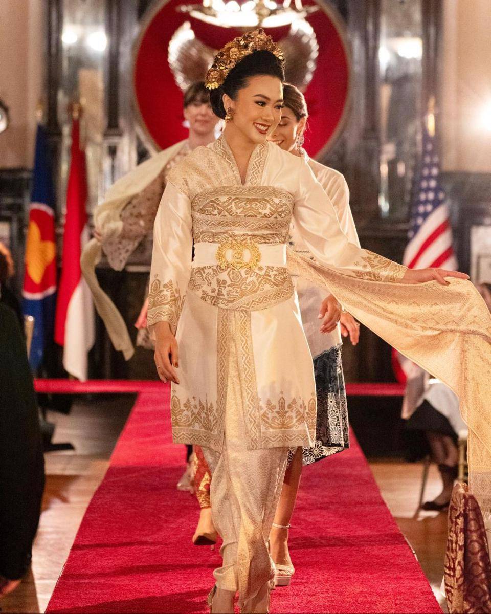 kebaya Bali yang mewah (instagram.com/2gek_ayuhenirosan)