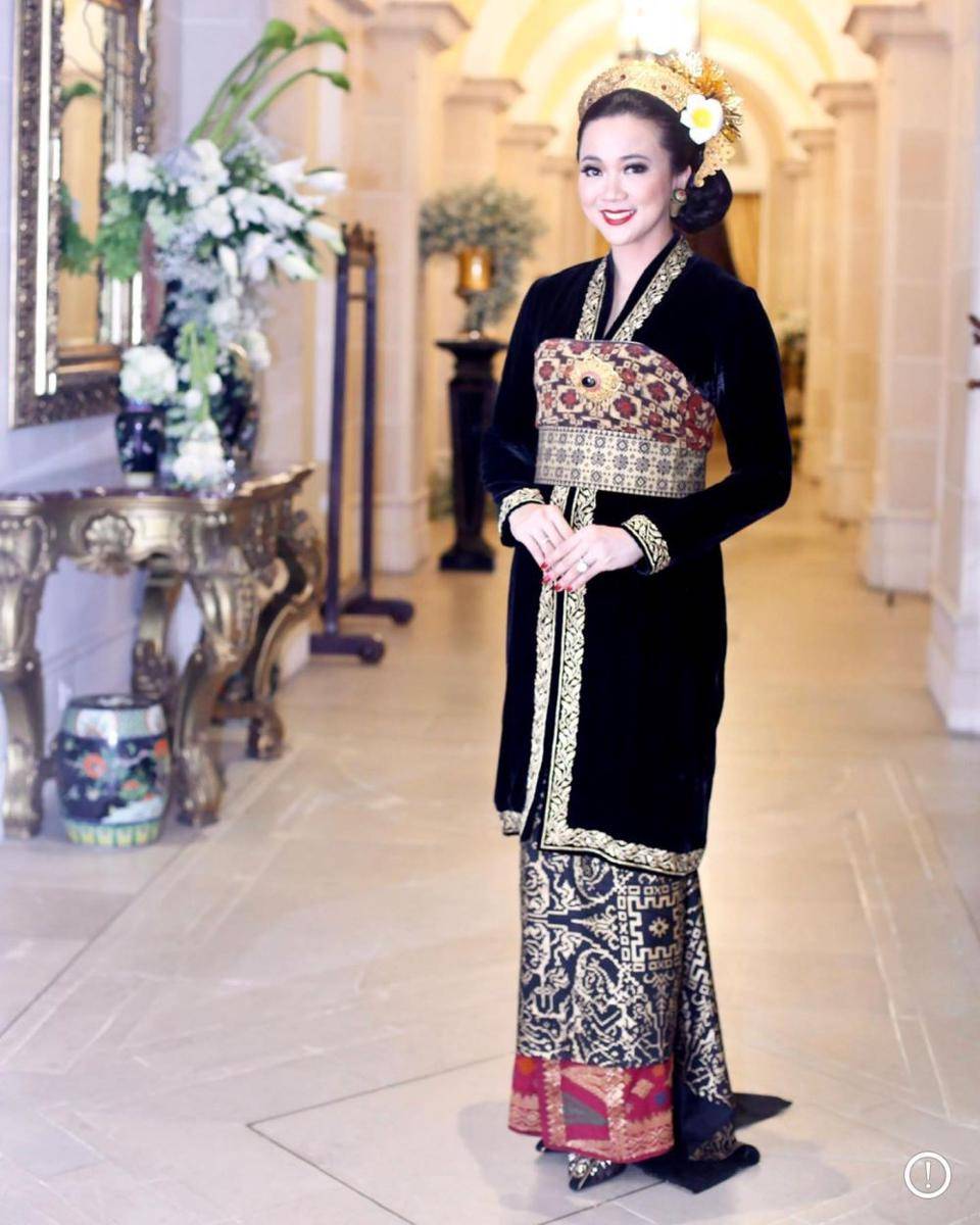 kebaya Bali yang mewah (instagram.com/2gek_ayuhenirosan)