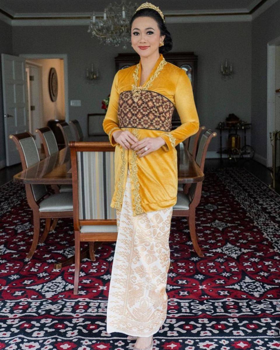 kebaya Bali yang mewah (instagram.com/2gek_ayuhenirosan)