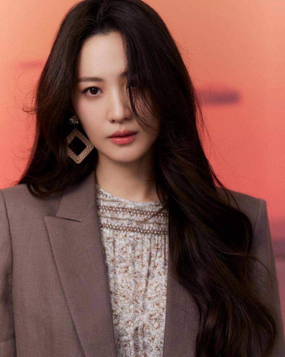 gaya makeup Claudia Kim (instagram.com/claudiashkim)