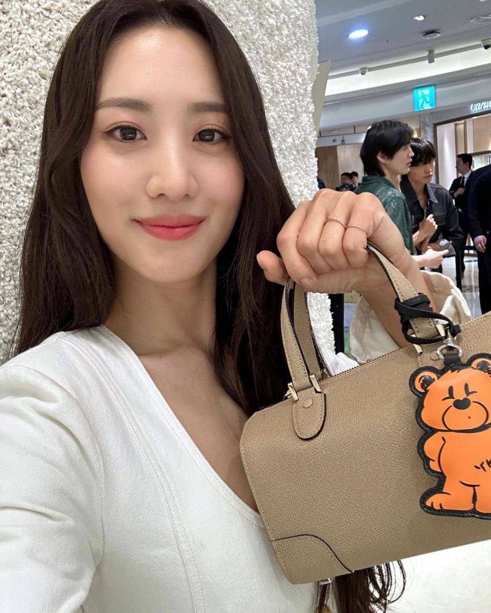 gaya makeup Claudia Kim (instagram.com/claudiashkim)