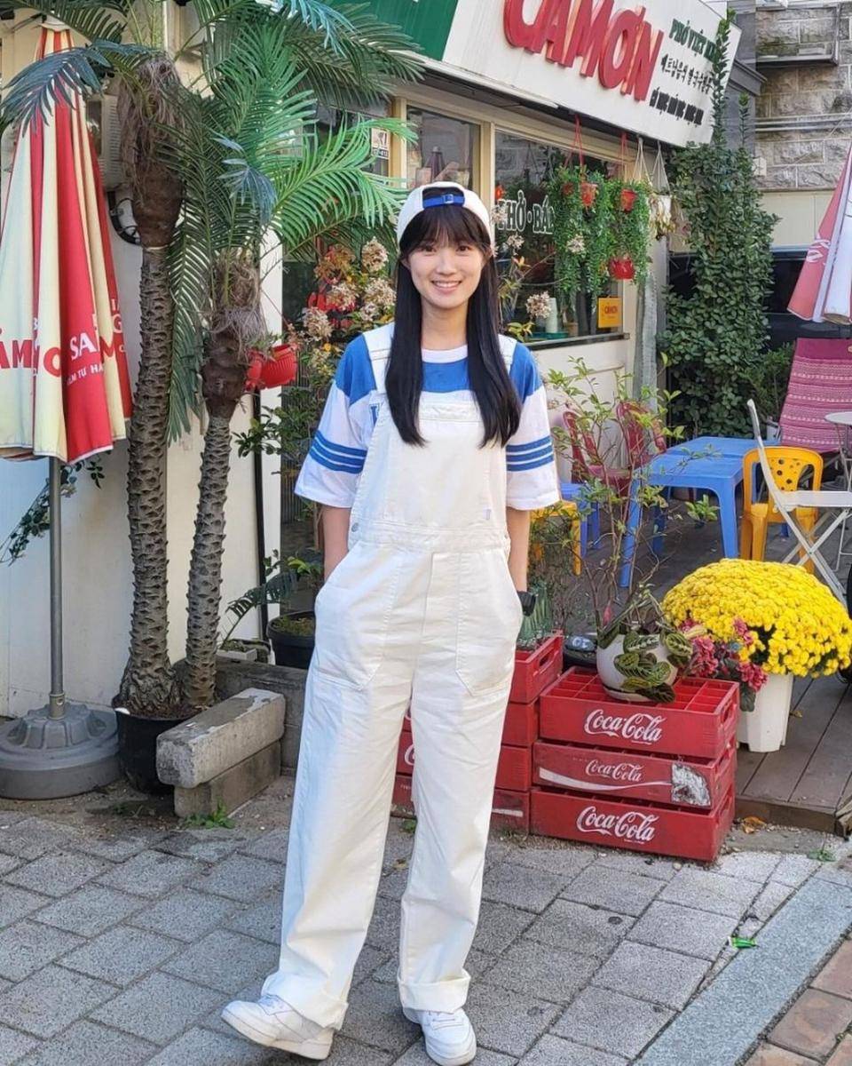 referensi daily outfit ala Kim Hye Yoon (instagram.com/hye_yoon1110)