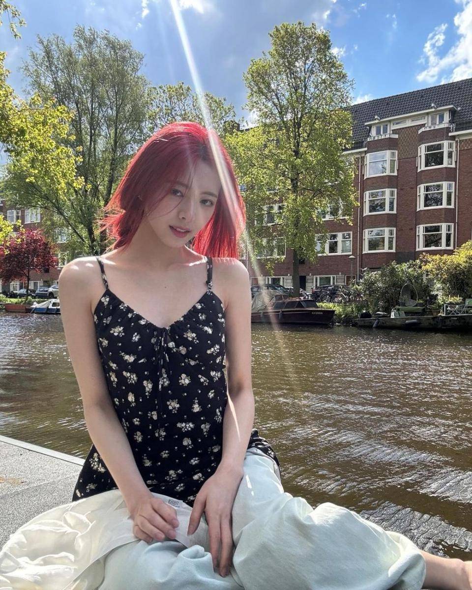 potret terbaru Yuna ITZY dengan rambut merah (instagram.com/igotyouandme)