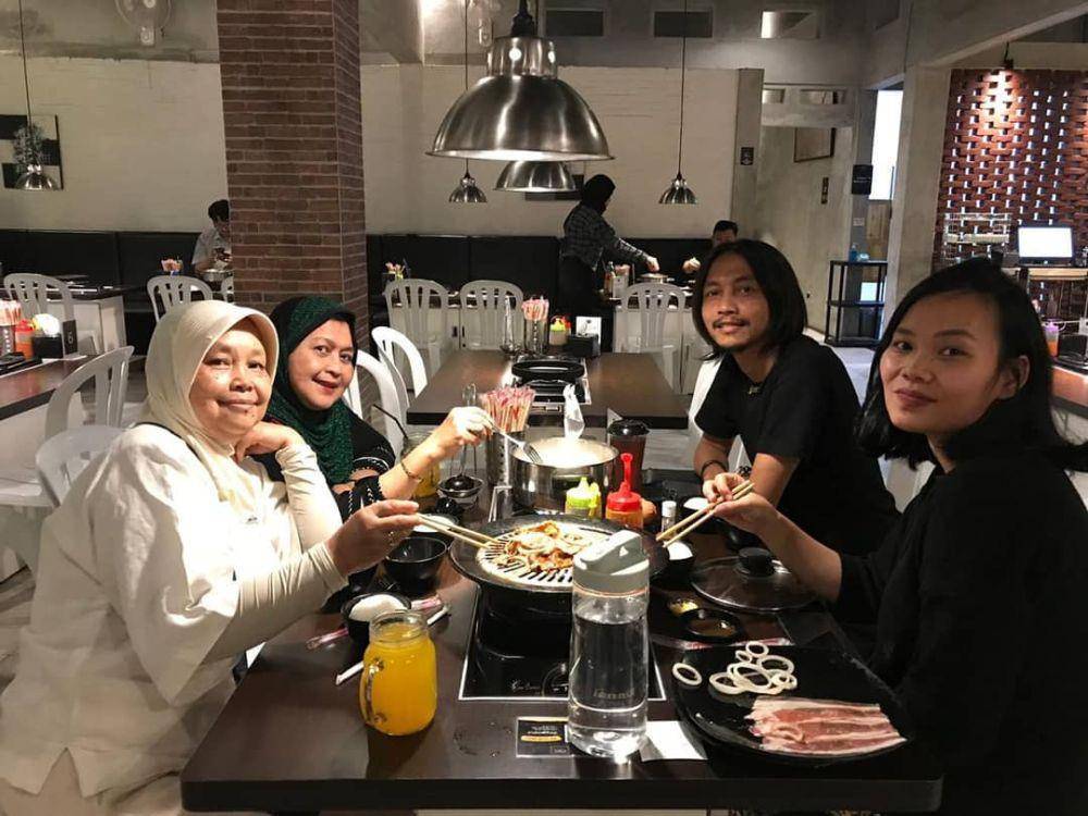 potret kenangan Fiersa Besari dan ibunda (instagram.com/lilisstanlie)