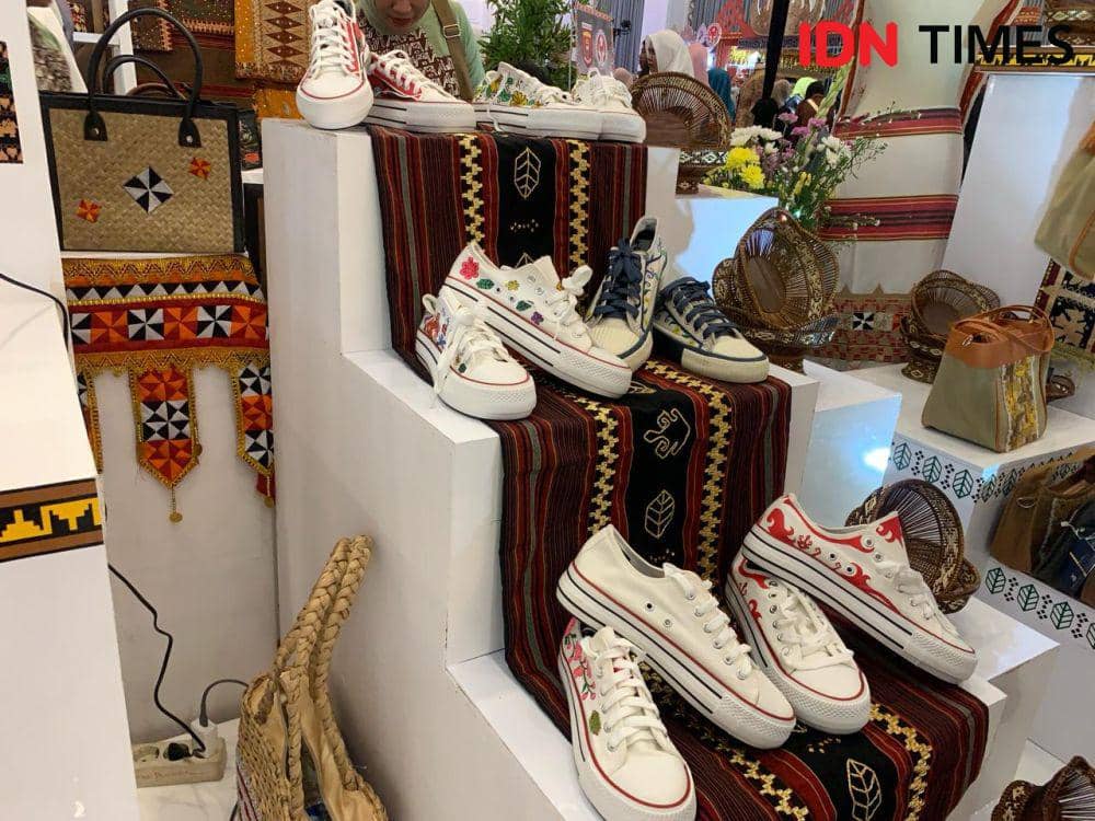 Produk kerajinan di stand Lampung Timur. (IDN Times/Rohmah Mustaurida)