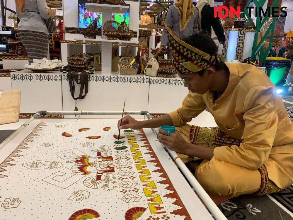 Siswa Tuli Lampung Timur Unjuk Gigi Membatik di Lampung Craft
