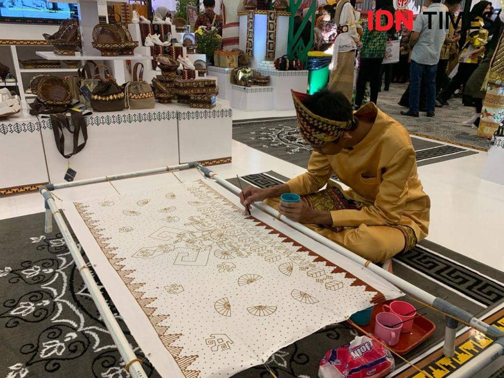 Produk kerajinan dari stand Lampung Timur. (IDN Times/Rohmah Mustaurida)
