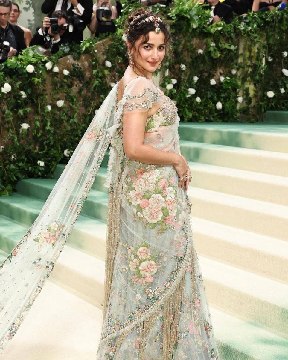 Alia Bhatt (instagram.com/anaitashroffadajania)