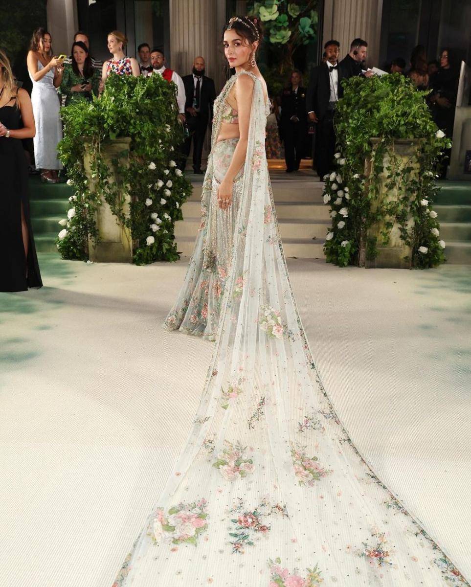 Alia Bhatt (instagram.com/anaitashroffadajania)