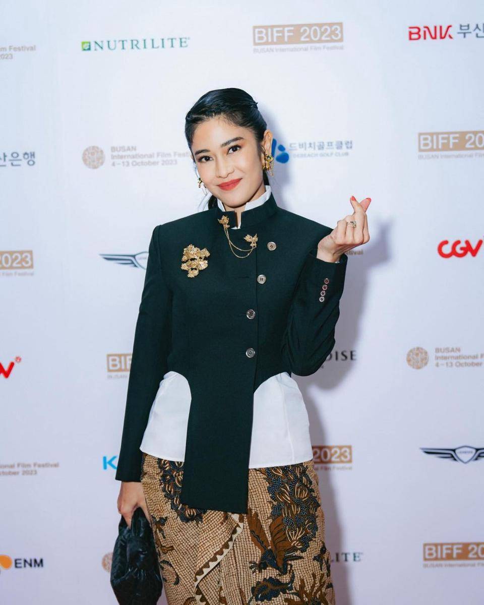 Gaya Artis yang Pakai Kebaya Janggan (instagram.com/armanfebryan)