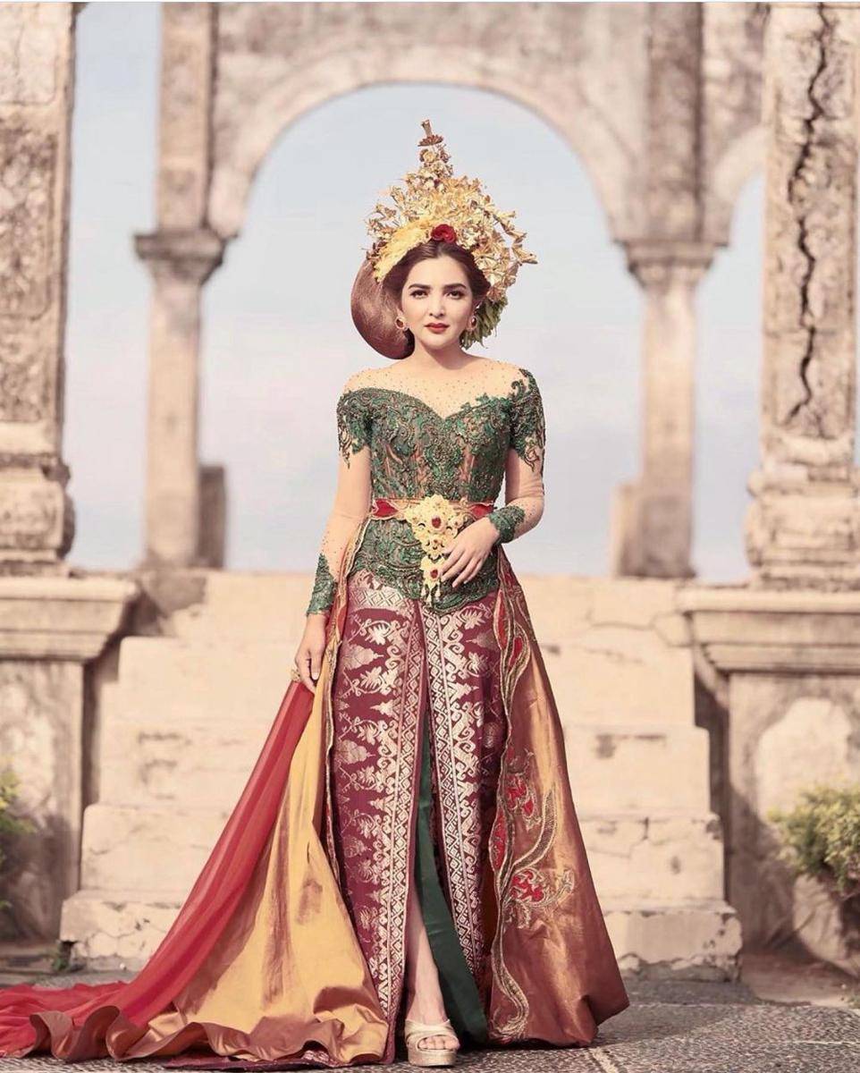 kebaya Bali yang mewah (instagram.com/dewandra)