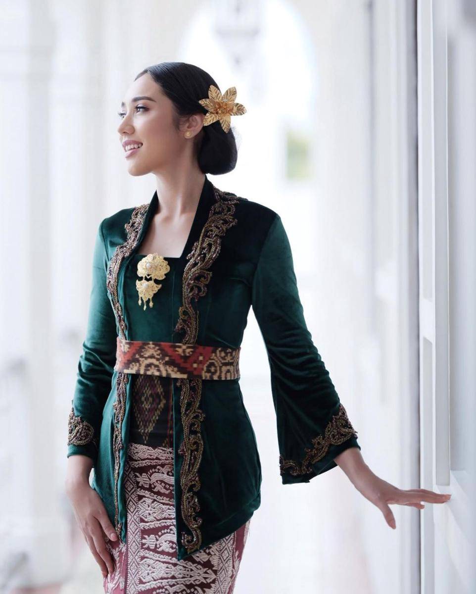 kebaya Bali yang mewah (instagram.com/dewandra)