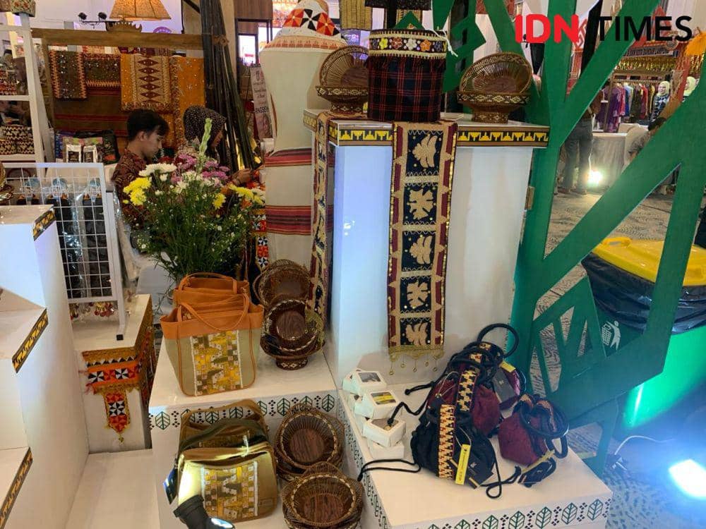 Produk kerajinan dari stand Lampung Timur. (IDN Times/Rohmah Mustaurida)