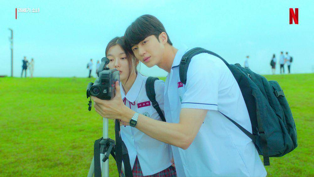 Kim Yoo Jung dan Byeon Woo Seok di 20th Century Girl (twitter.com/NetflixKR)