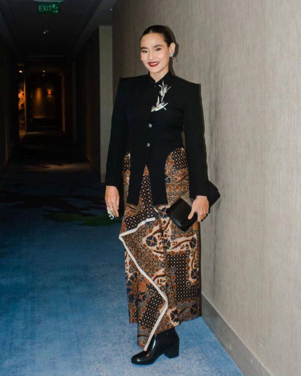 Gaya Artis Pakai Kebaya Janggan Hitam (instagram.com/hagaipakan)