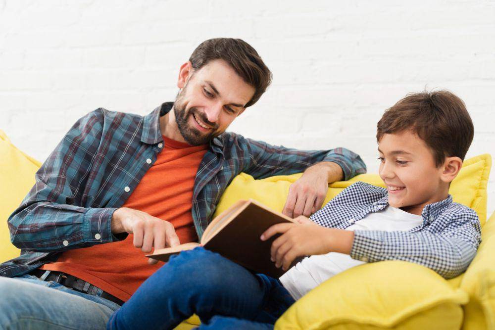 Ilustrasi ayah dan anak membaca buku (freepik.com/freepik)