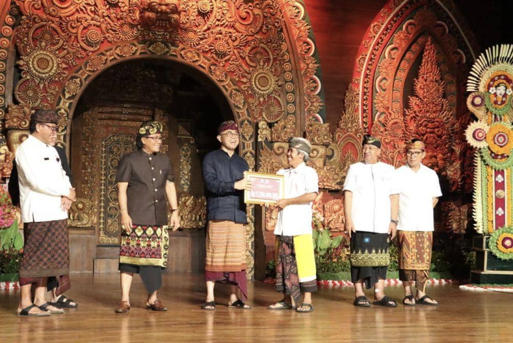 Penyerahan dana hibah pemerintah Kabupaten Badung ke pemerintah Kota Denpasar (Dok.IDN Times/istimewa)