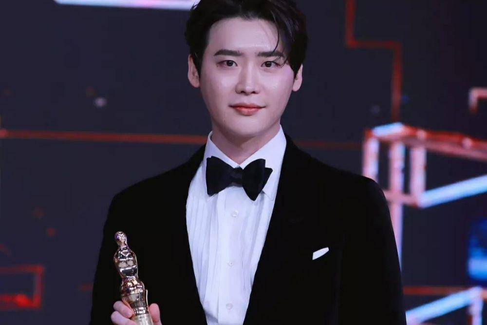 Lee Jong Suk dalam MBC Drama Awards (instagram.com/mbc_drama)