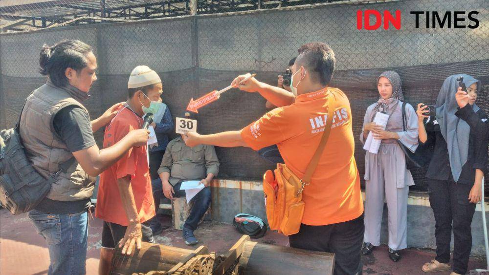 Rekonstruksi suami bunuh istri digelar di Lapangan Tenis Mapolres Ngawi. IDN Times/ Riyanto