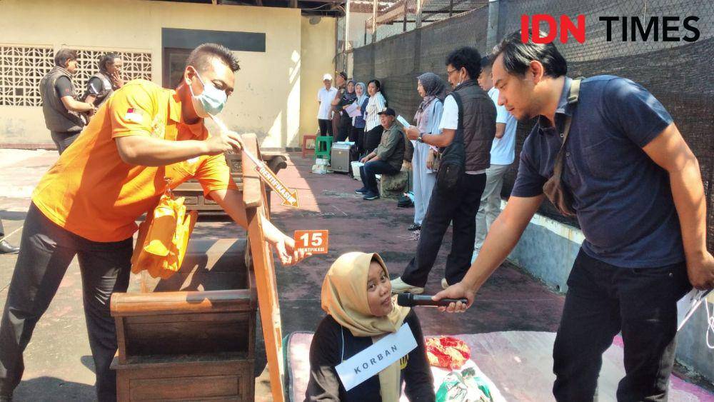 Rekonstruksi suami bunuh istri digelar di Lapangan Tenis Mapolres Ngawi. IDN Times/ Riyanto