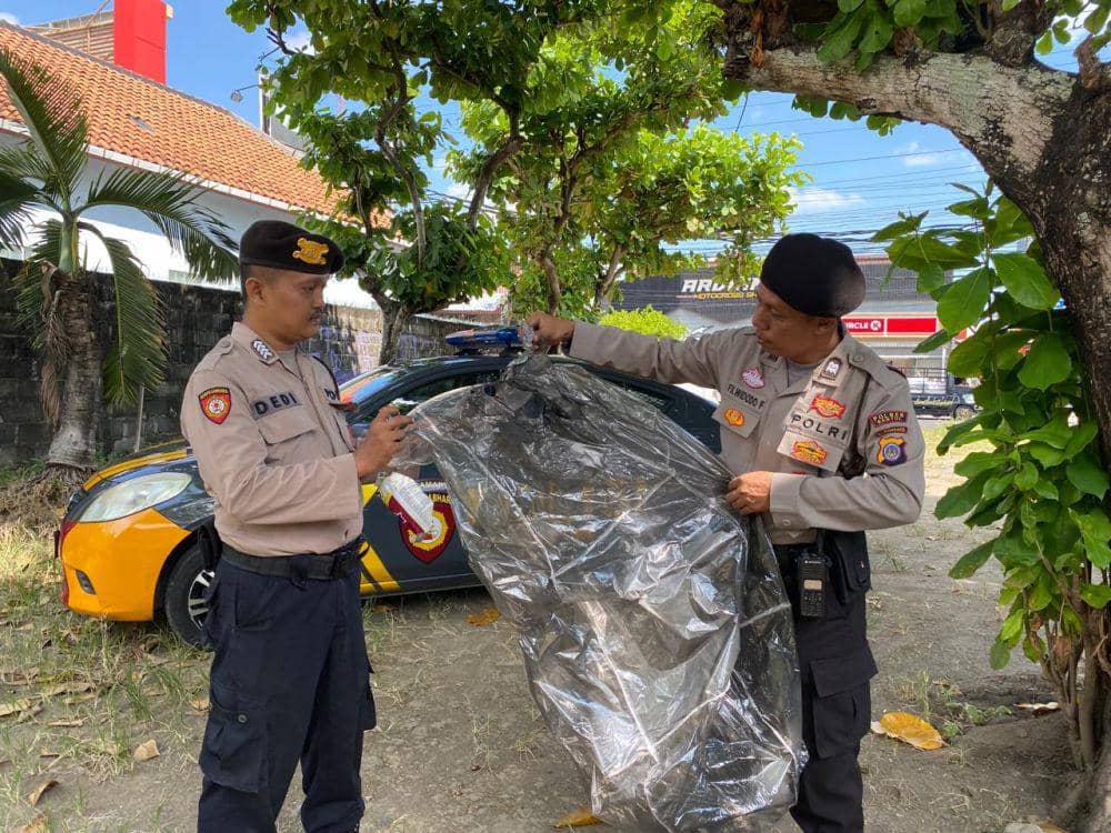 Balon udara nyangkut di pohon milik warga Bantul.(Dok.Polres Bantul)