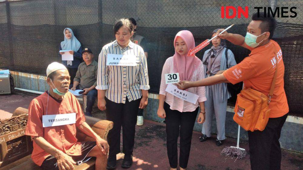 Rekonstruksi suami bunuh istri digelar di Lapangan Tenis Mapolres Ngawi. IDN Times/ Riyanto