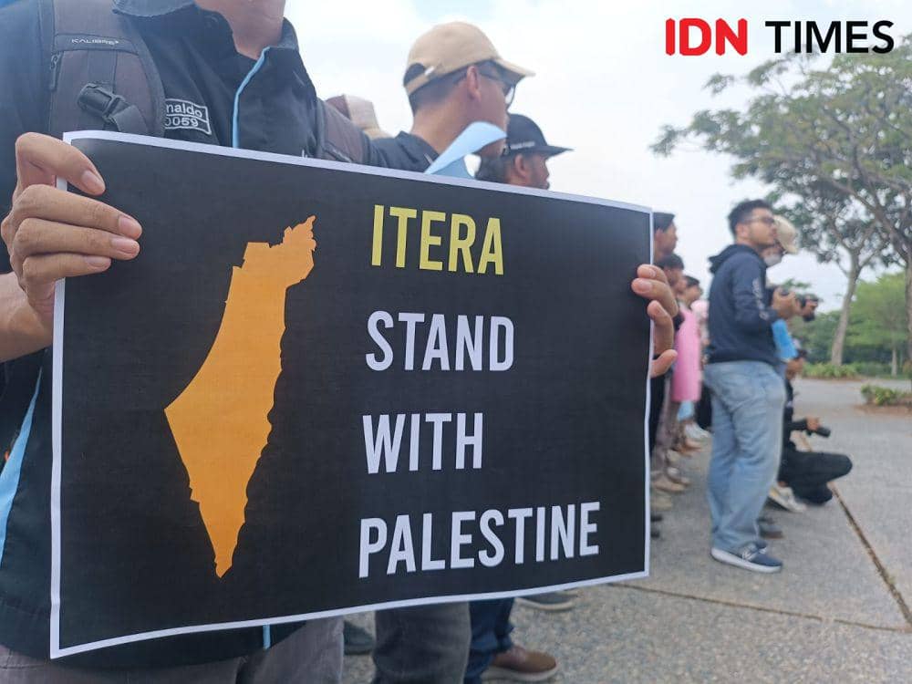 Sivitas akademika Institut Teknologi Sumatera (ITERA) mendeklarasikan pernyataan sikap terhadap solidaritas dukungan Palestina. (IDN Times/Tama Yudha Wiguna).