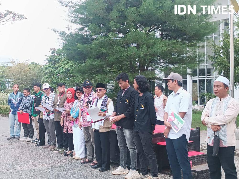 Sivitas akademika Institut Teknologi Sumatera (ITERA) mendeklarasikan pernyataan sikap terhadap solidaritas dukungan Palestina. (IDN Times/Tama Yudha Wiguna).