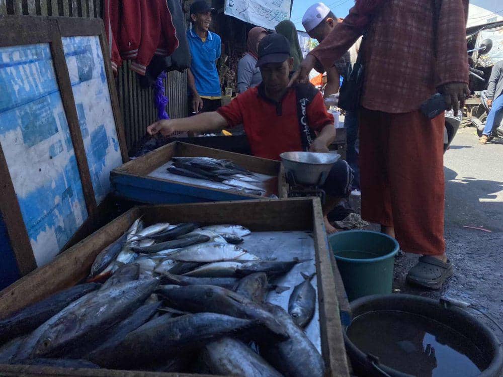 Pedagang di Jalan Pasar Lama, Banjarmasin Tengah.