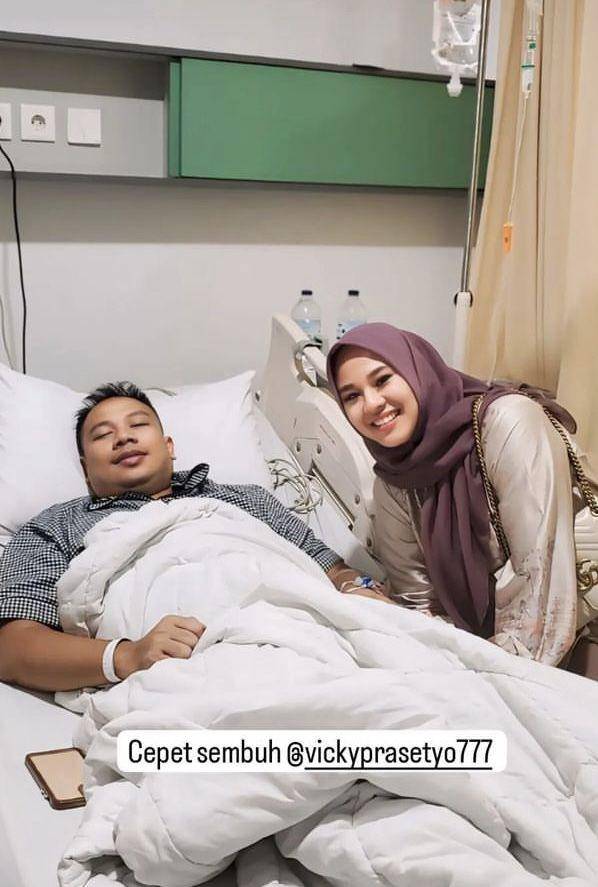 potret Vicky Prasetyo dilarikan ke RS (Instagram.com/karina_andrika.new)