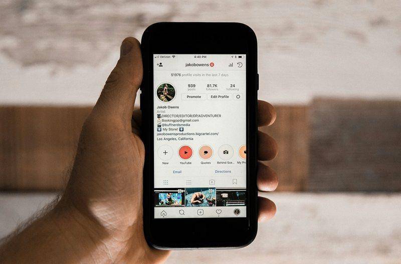 ilustrasi menyebarkan informasi ke media sosial (unsplash.com/Jakob Owens)