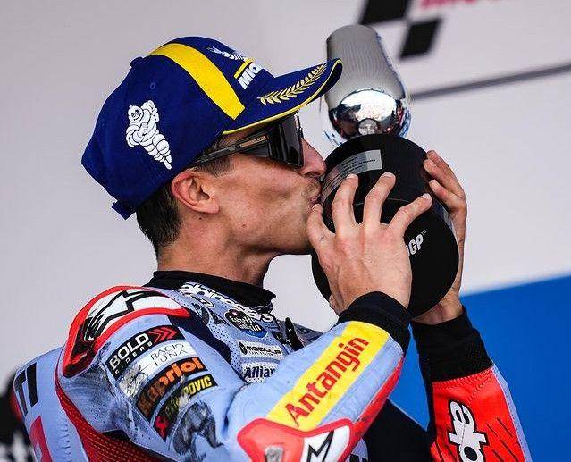 Marc Marquez mencium tropi runner-up di Jerez, Spanyol. (Instagram/marcmarquez93)