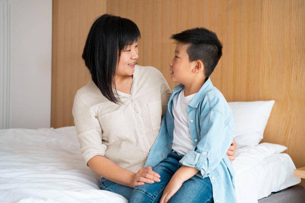Ilustrasi ibu dan anak mengobrol bersama (freepik.com/freepik)