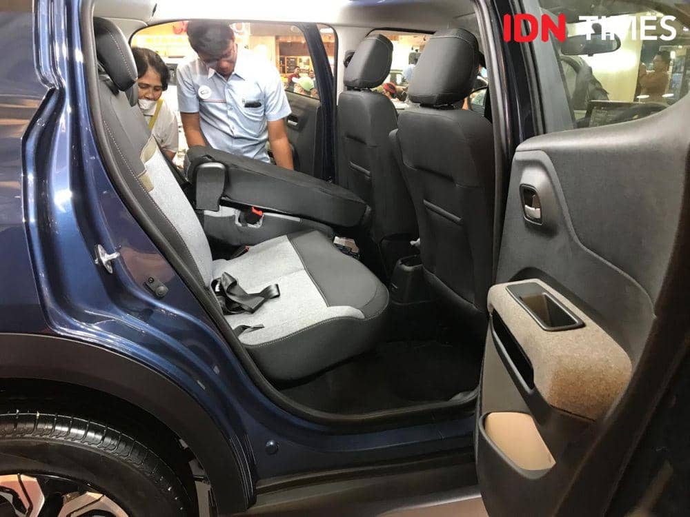 Masyarakat melihat secara detail mobil Citroen C3 Aircross SUV saat dipamerkan di Semarang. (IDN Times/Dhana Kencana)